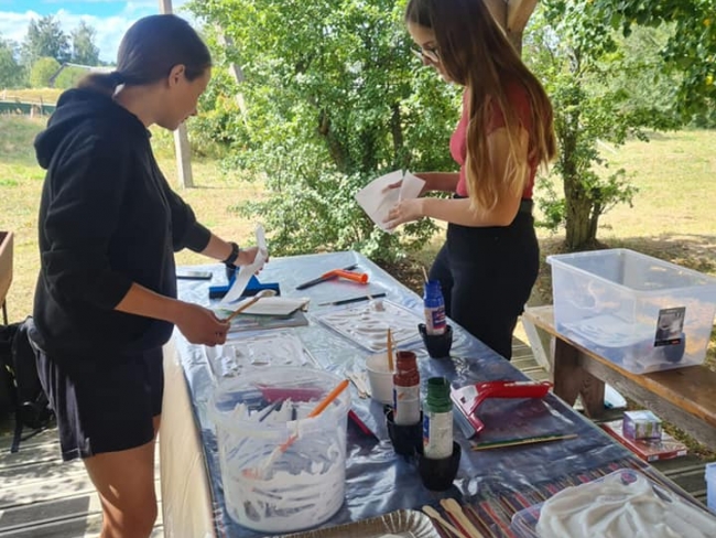 Jaunieši apgūst jaunas prasmes kopā ar tekstilmākslinieci Kristīni Sīli